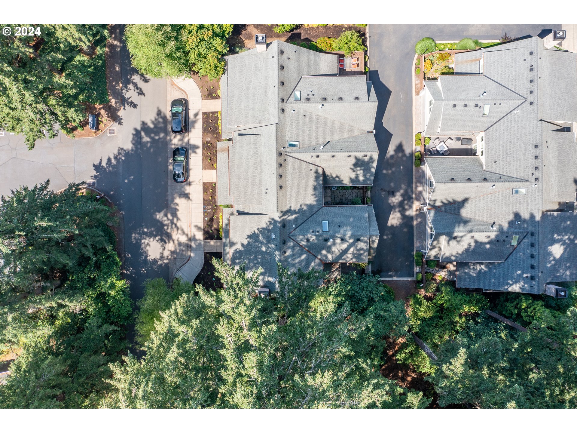 4511 Oakridge Road Lake Oswego, OR 97035 - Photo 40 of 44 a view of a house with a outdoor space