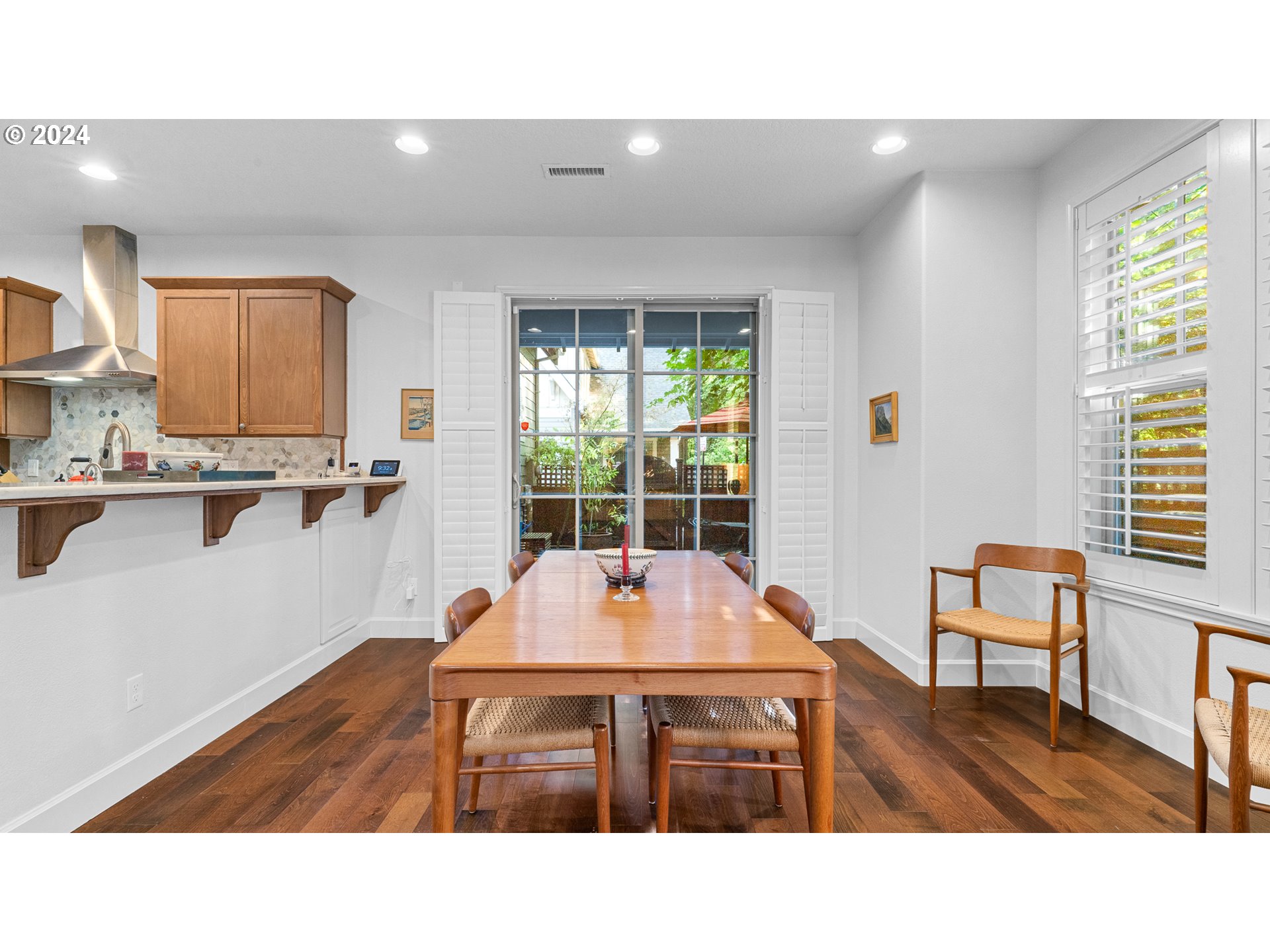 4511 Oakridge Road Lake Oswego, OR 97035 - Photo 7 of 44 a room with furniture and window