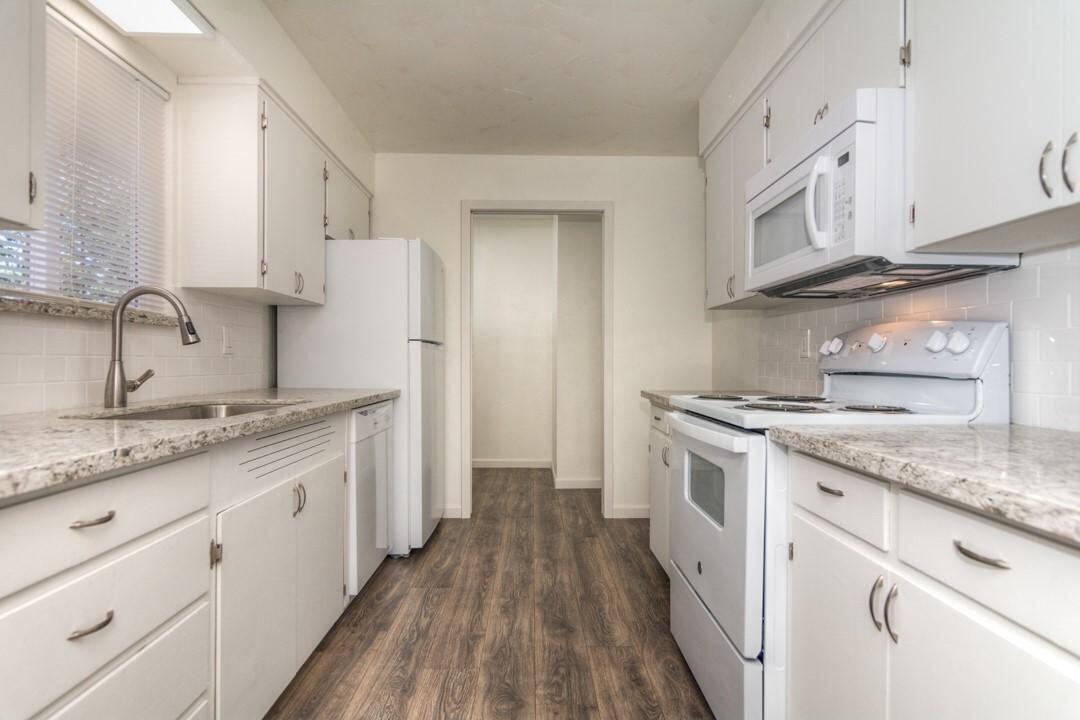 186 Southwest D Street Madras, OR 97741 - Photo 20 of 44 Main home kitchen, laundry at back