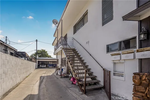 a view of entryway and hall