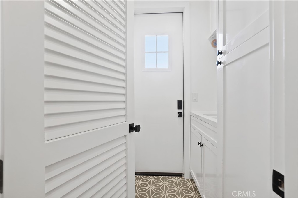 355 Rochester Street Costa Mesa, CA 92627 - Photo 25 of 40 Laundry Room