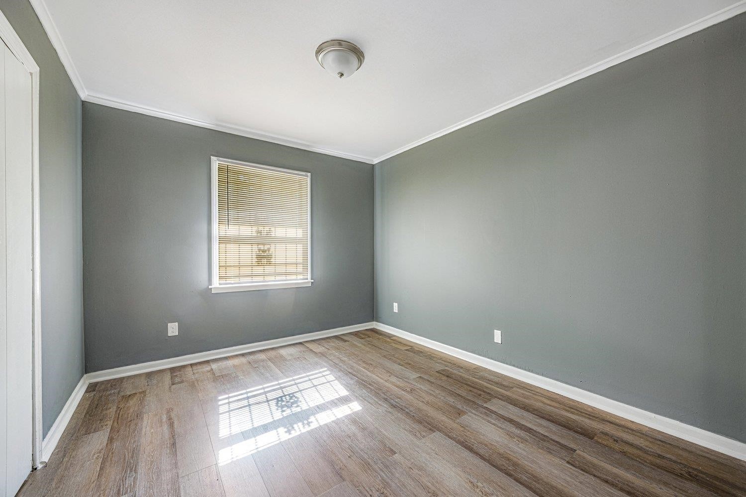 4025 Bishops Bridge Road Memphis, TN 38118 - Photo 14 of 18 an empty room with wooden floor and windows