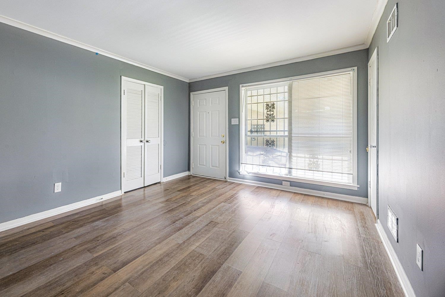 4025 Bishops Bridge Road Memphis, TN 38118 - Photo 15 of 18 wooden floor in an empty room with a window
