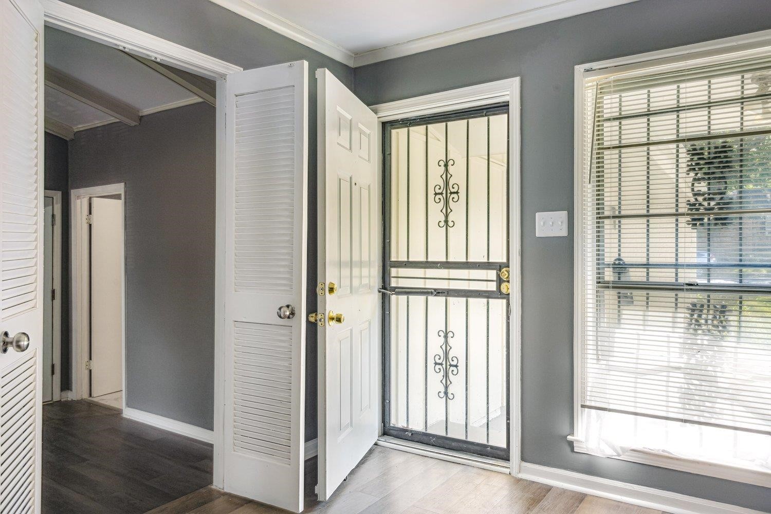 4025 Bishops Bridge Road Memphis, TN 38118 - Photo 3 of 18 a view of front door