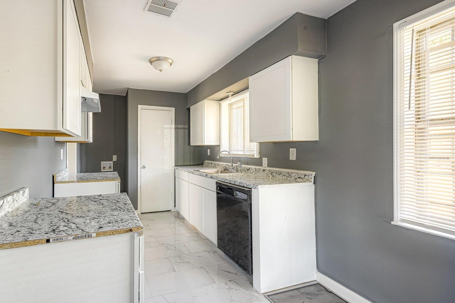4025 Bishops Bridge Road Memphis, TN 38118 - Photo 7 of 18 a kitchen that has a sink and a stove