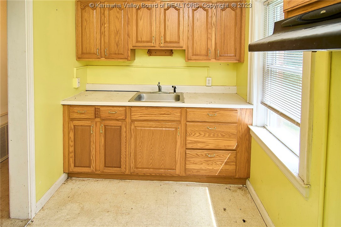 517 Linden Road Charleston, WV 25314 - Photo 26 of 45 Kitchenette Downstairs