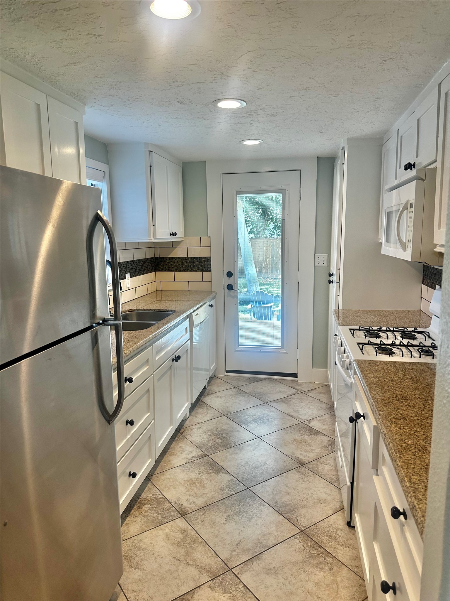 202 Fannin Street Tomball, TX 77375 - Photo 7 of 24 Kitchen light & bright