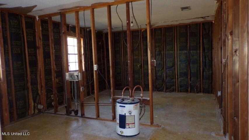 25280 Highway 35 Raleigh, MS 39153 - Photo 15 of 15 Laundry room