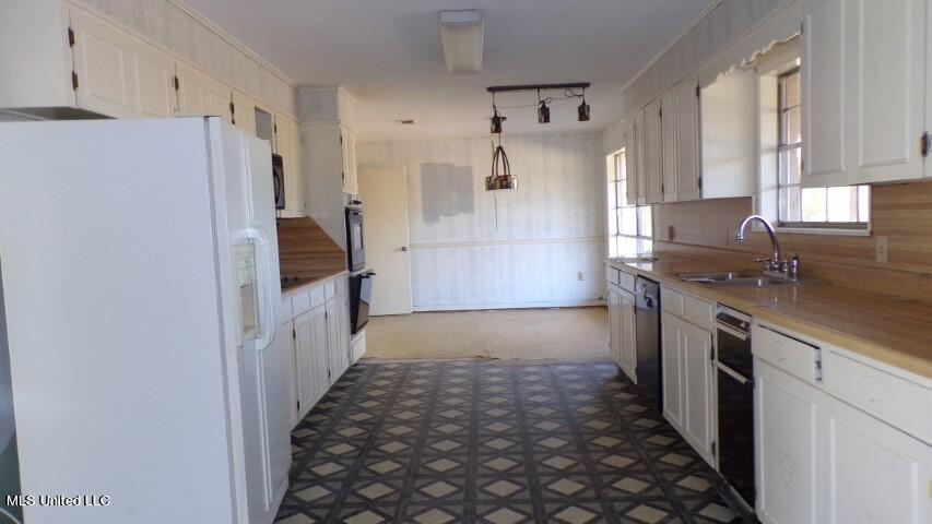 25280 Highway 35 Raleigh, MS 39153 - Photo 4 of 15 Kitchen