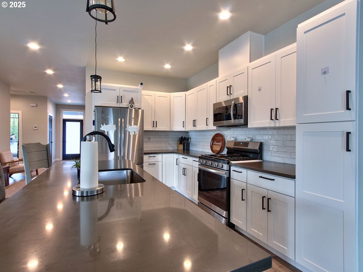 1701 South Alpine Street Cornelius, OR 97113 - Photo 11 of 48 Kitchen