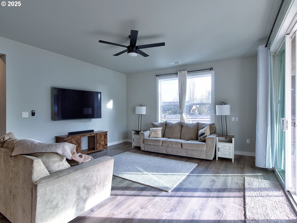 1701 South Alpine Street Cornelius, OR 97113 - Photo 18 of 48 Living Room