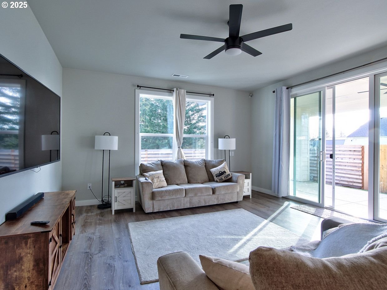 1701 South Alpine Street Cornelius, OR 97113 - Photo 19 of 48 Living Room