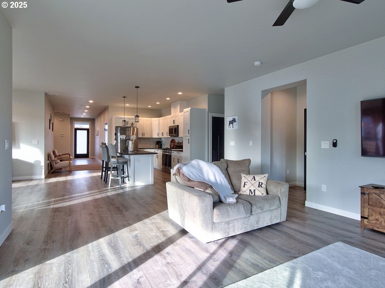 1701 South Alpine Street Cornelius, OR 97113 - Photo 20 of 48 Living Room