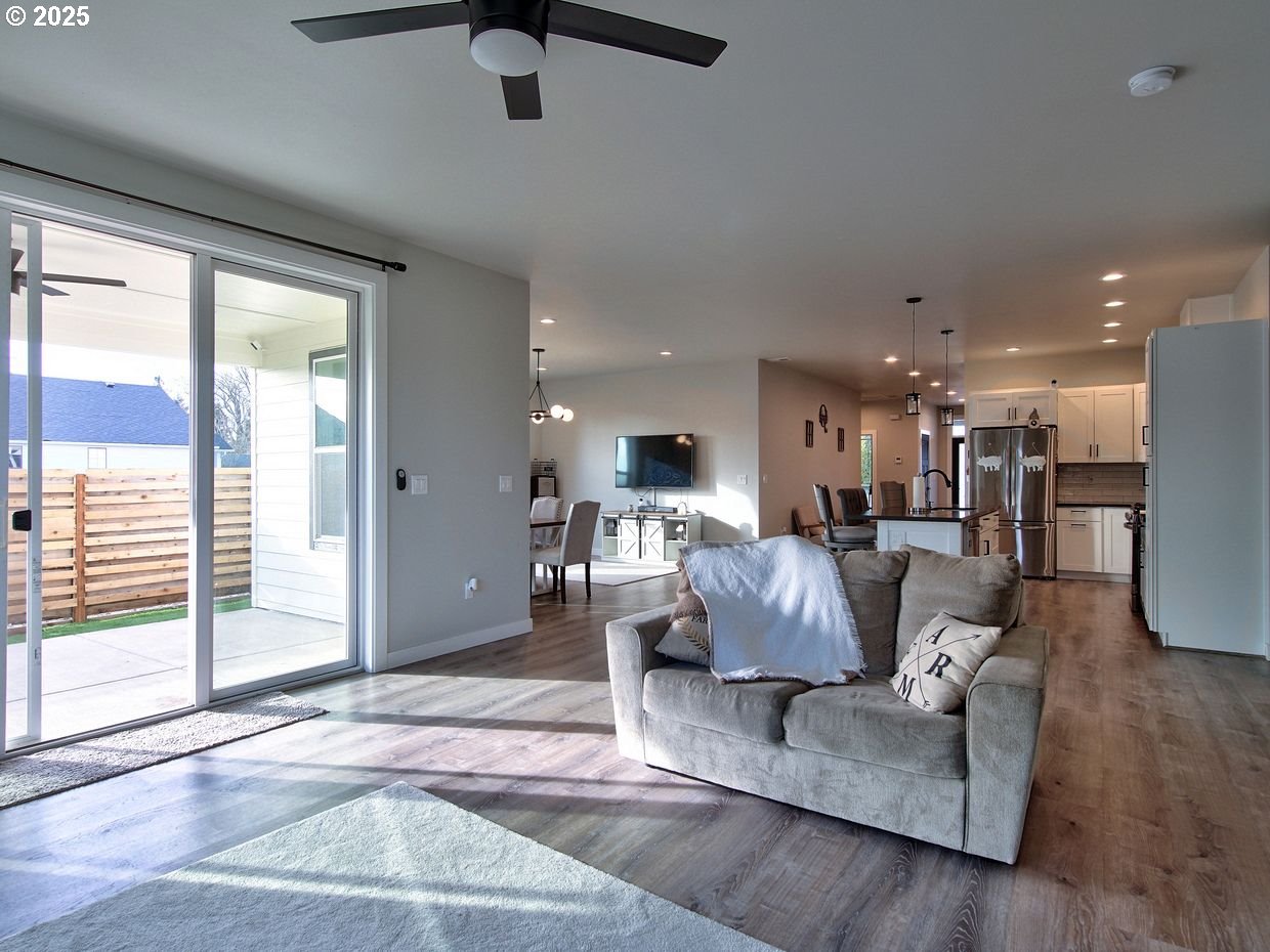 1701 South Alpine Street Cornelius, OR 97113 - Photo 21 of 48 Living Room