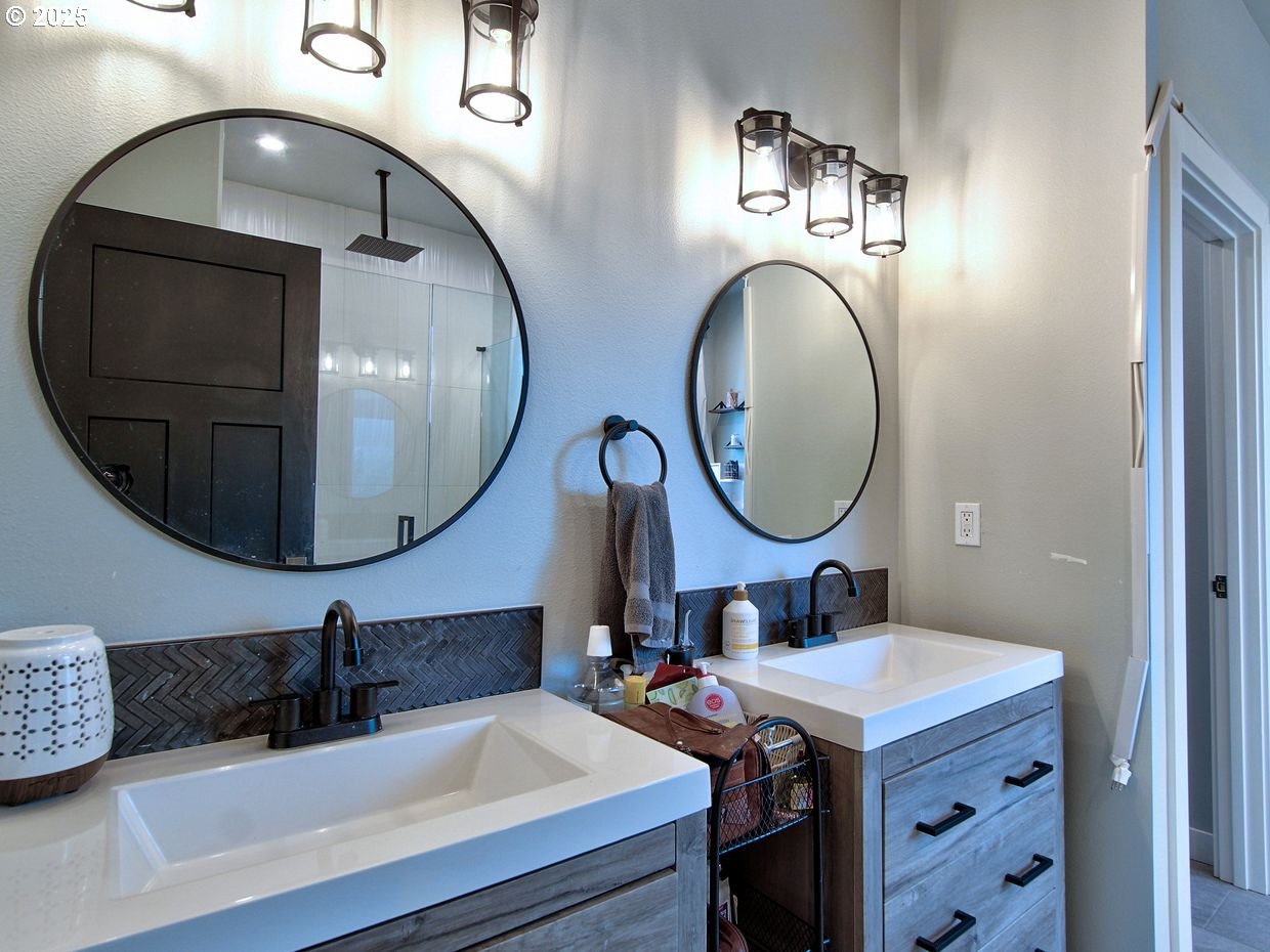 1701 South Alpine Street Cornelius, OR 97113 - Photo 27 of 48 Bathroom, Attached