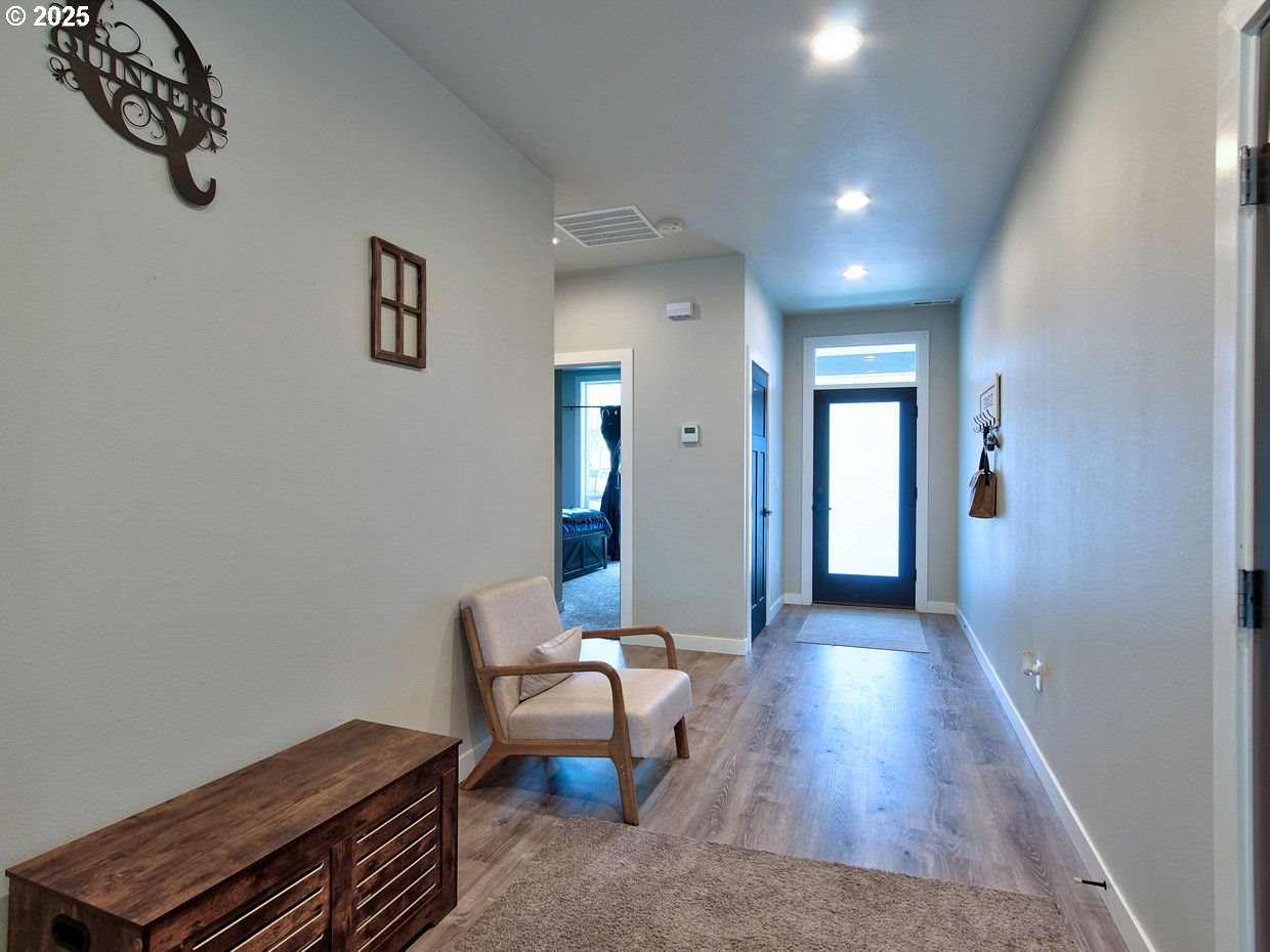 1701 South Alpine Street Cornelius, OR 97113 - Photo 6 of 48 Entrance/Foyer