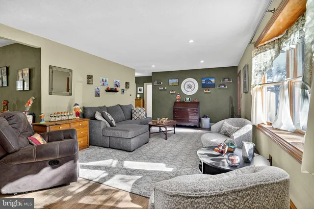 $525,000 | 18 Monroe Drive, Hamilton, NJ 08619