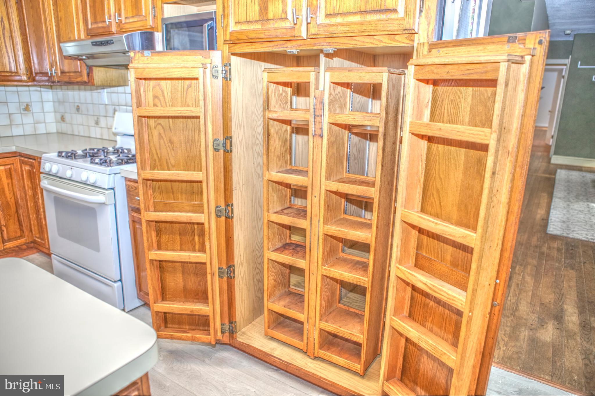 18 Monroe Drive Hamilton, NJ 08619 - Photo 8 of 37