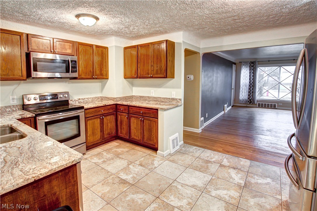 1033 Learidge Road Cleveland, OH 44124 - Photo 8 of 35