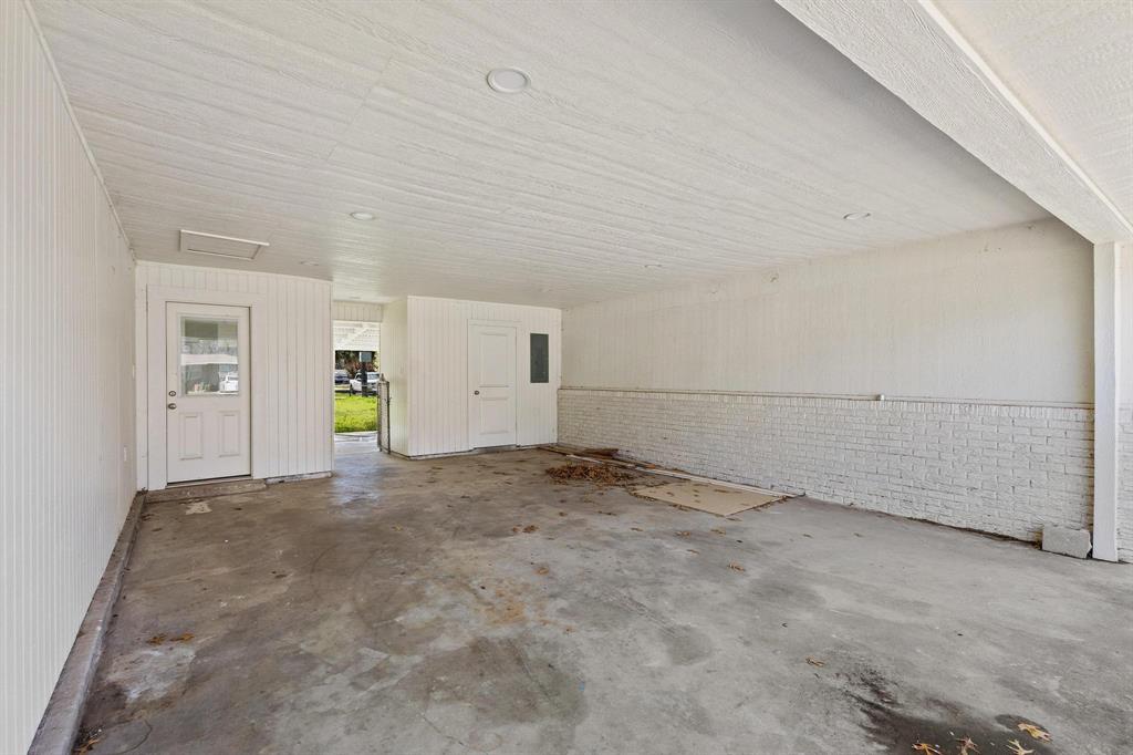 1704 Harris Street Gainesville, TX 76240 - Photo 6 of 21 View of garage