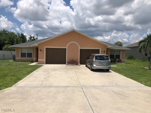 a view of a house with a yard