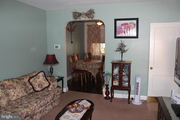 557 Welbrook Road Baltimore, MD 21221 - Photo 4 of 16 Living Room