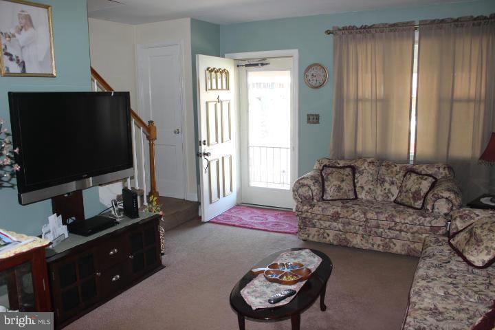 557 Welbrook Road Baltimore, MD 21221 - Photo 5 of 16 Living Room