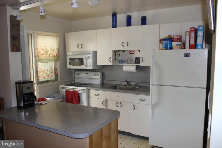 557 Welbrook Road Baltimore, MD 21221 - Photo 8 of 16 Kitchen