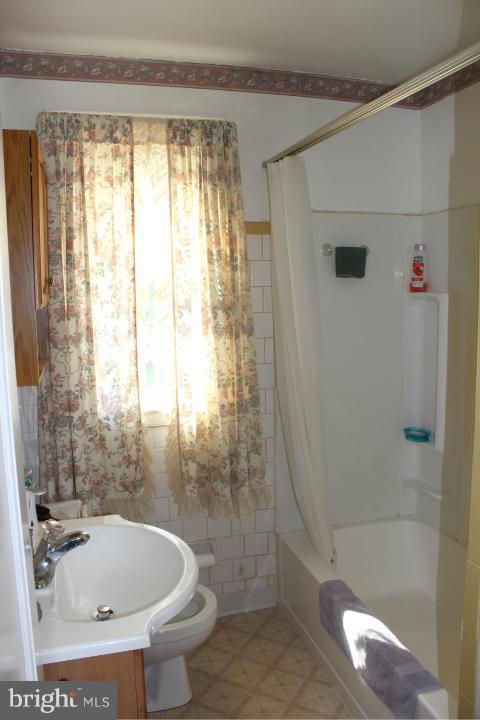 557 Welbrook Road Baltimore, MD 21221 - Photo 10 of 16 upper Level Full Bath