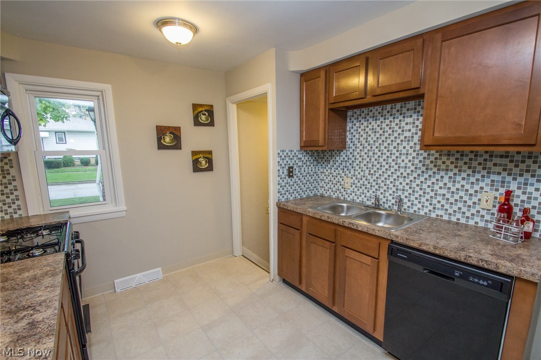10571 Snow Road Parma Heights, OH 44130 - Photo 7 of 25 Kitchen area with all appliances