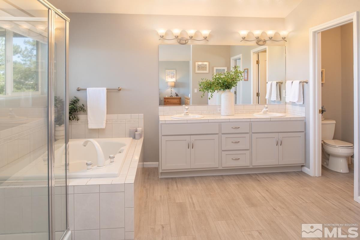1415 Sioux Trail Reno, NV 89521 - Photo 18 of 40 a bathroom with a bathtub sink and mirror