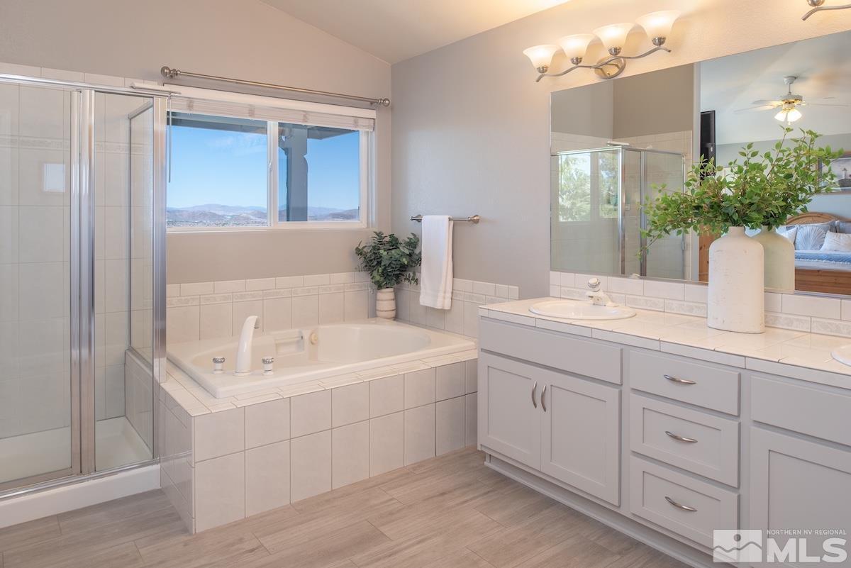 1415 Sioux Trail Reno, NV 89521 - Photo 19 of 40 a bathroom with a sink and a bathtub