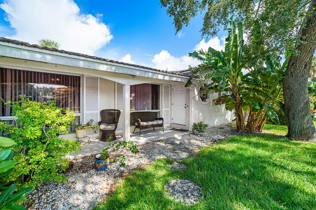 229 Southwest 7th Avenue Boca Raton, FL 33486 - Photo 4 of 32 004-229Southwest7thAvenue-BocaRaton-FL-3