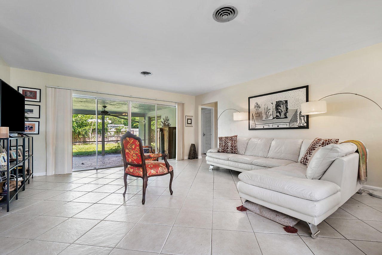 229 Southwest 7th Avenue Boca Raton, FL 33486 - Photo 8 of 32 008-229Southwest7thAvenue-BocaRaton-FL-3
