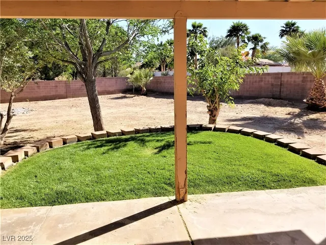 $2,500 | 5465 West Meranto Avenue, Las Vegas, NV 89139