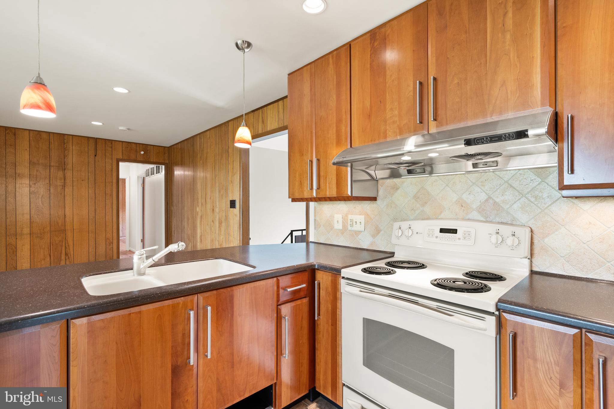 11233 South Shore Road Reston, VA 20190 - Photo 16 of 44 Gorgeous Cherry cabinets
