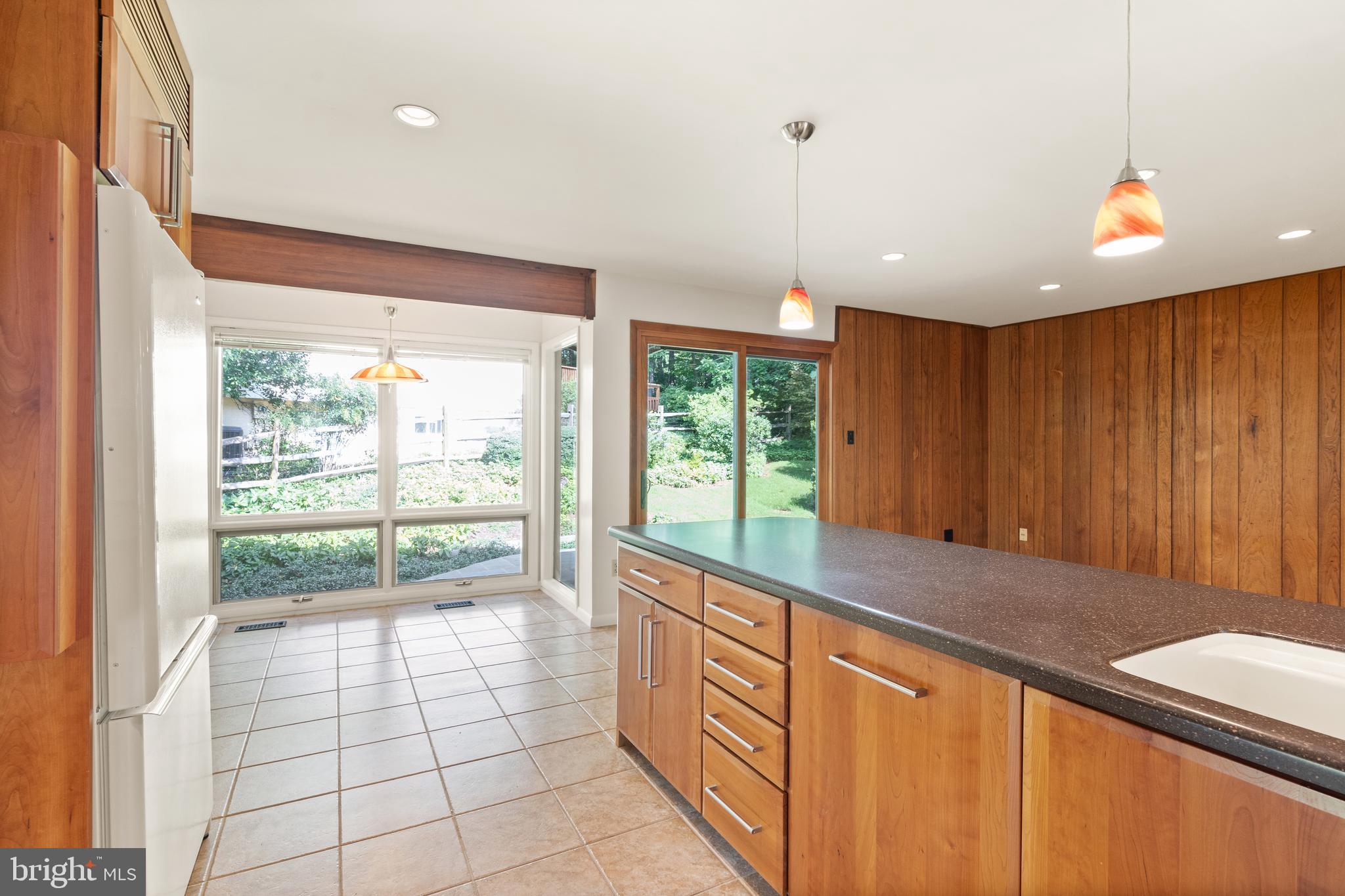 11233 South Shore Road Reston, VA 20190 - Photo 19 of 44 Breakfast room with floor to ceiling glass windows