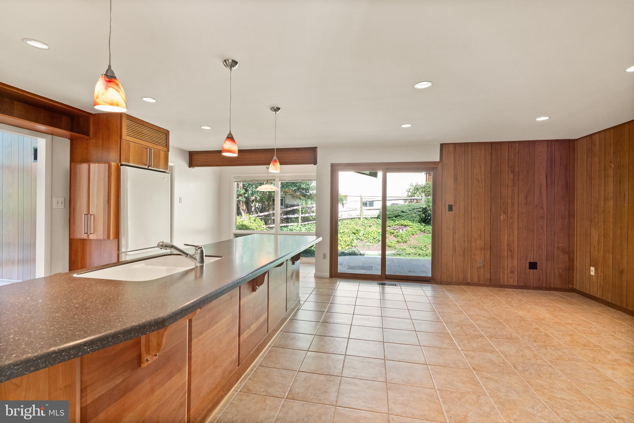 11233 South Shore Road Reston, VA 20190 - Photo 27 of 44 Slider to Patio