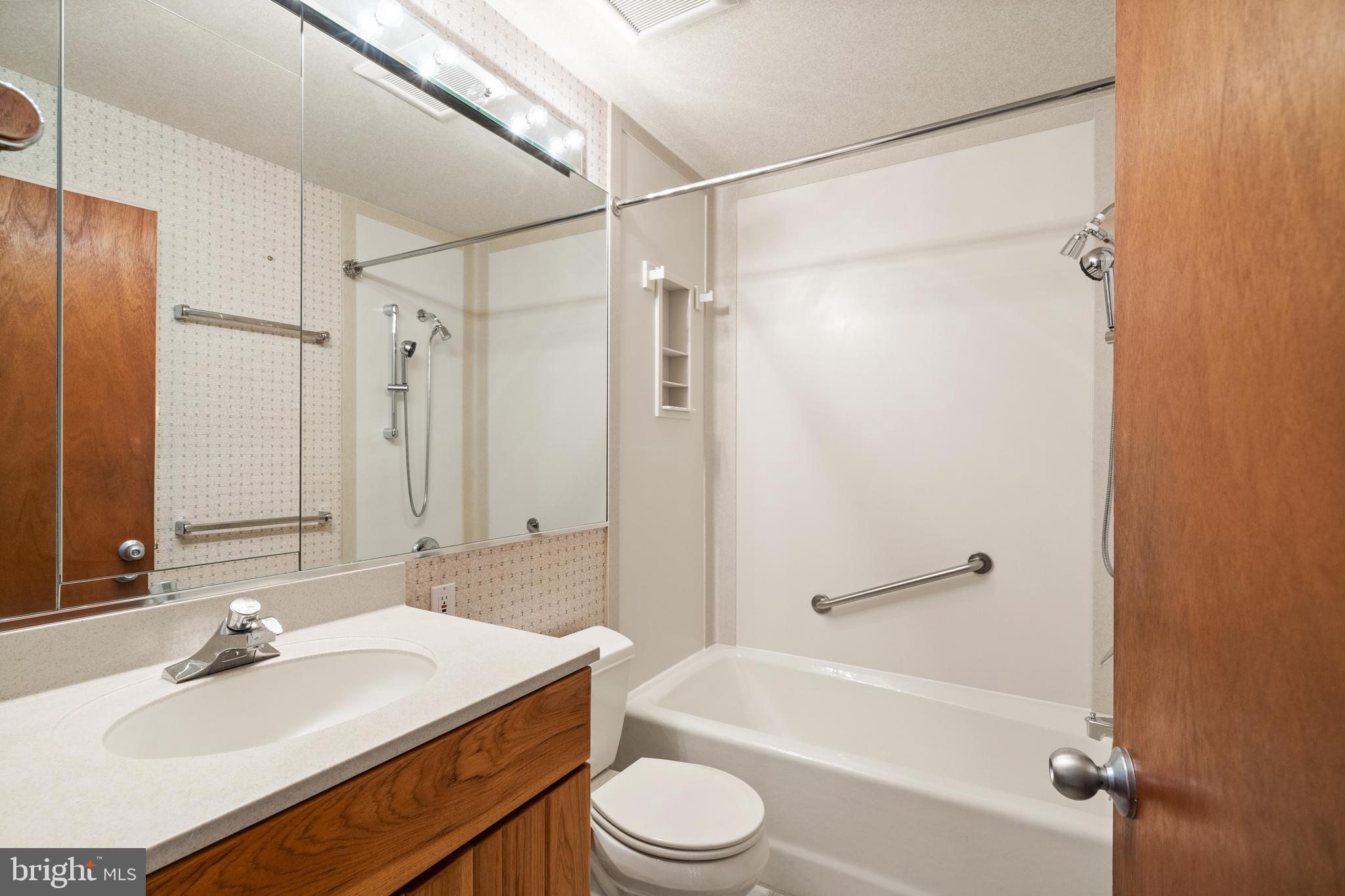 11233 South Shore Road Reston, VA 20190 - Photo 29 of 44 Full bath in hallway