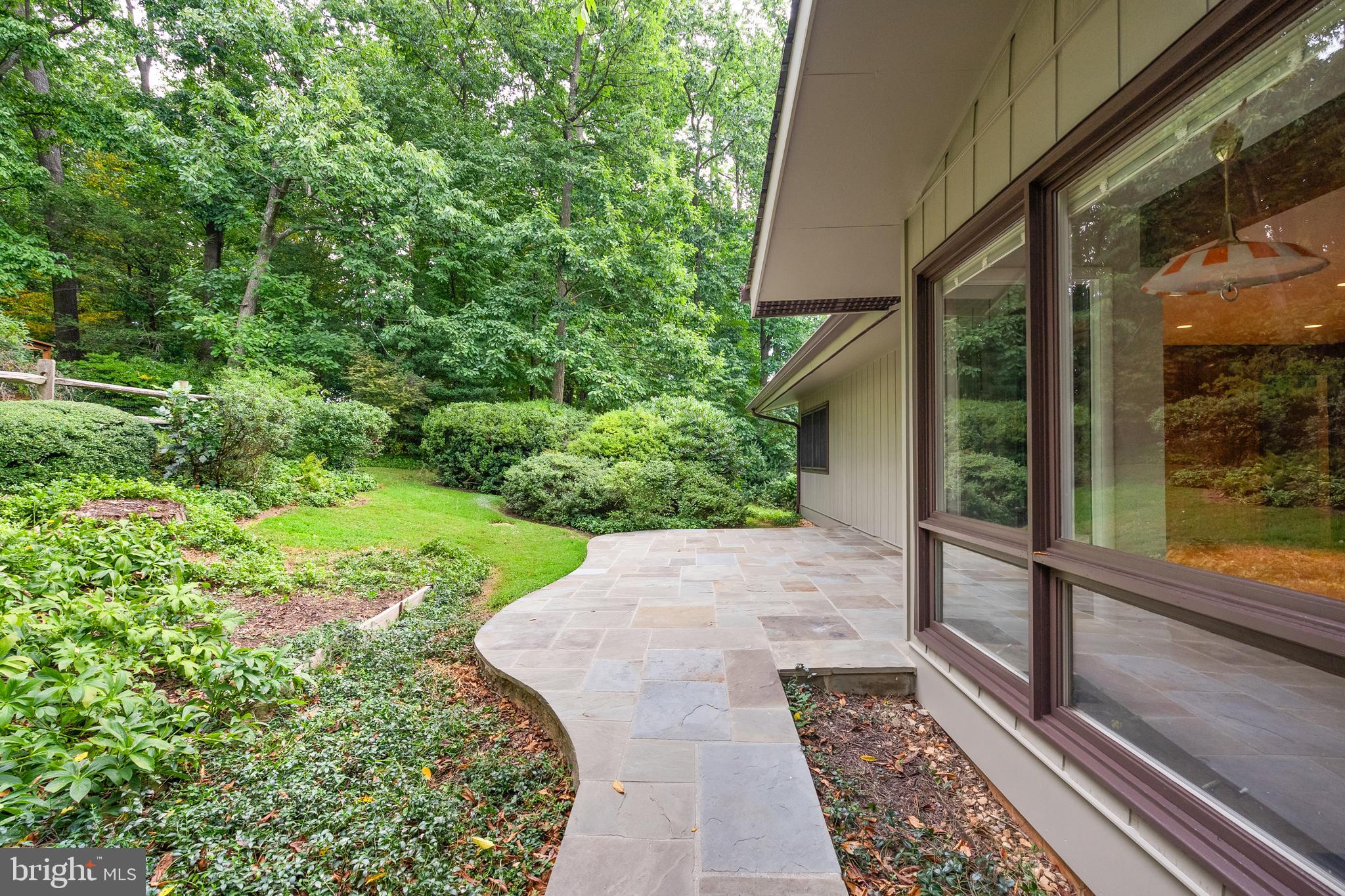 11233 South Shore Road Reston, VA 20190 - Photo 40 of 44 Walk way to the deck