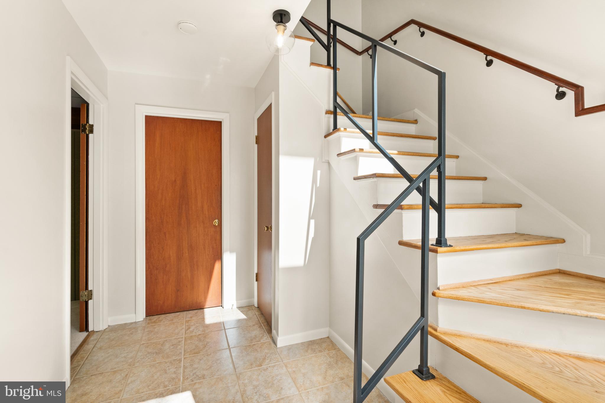 11233 South Shore Road Reston, VA 20190 - Photo 4 of 44 Light and Bright Foyer