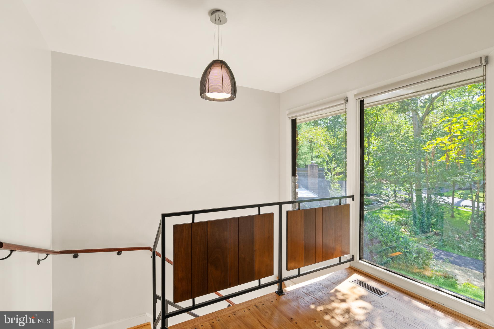 11233 South Shore Road Reston, VA 20190 - Photo 7 of 44 Foyer on upper level