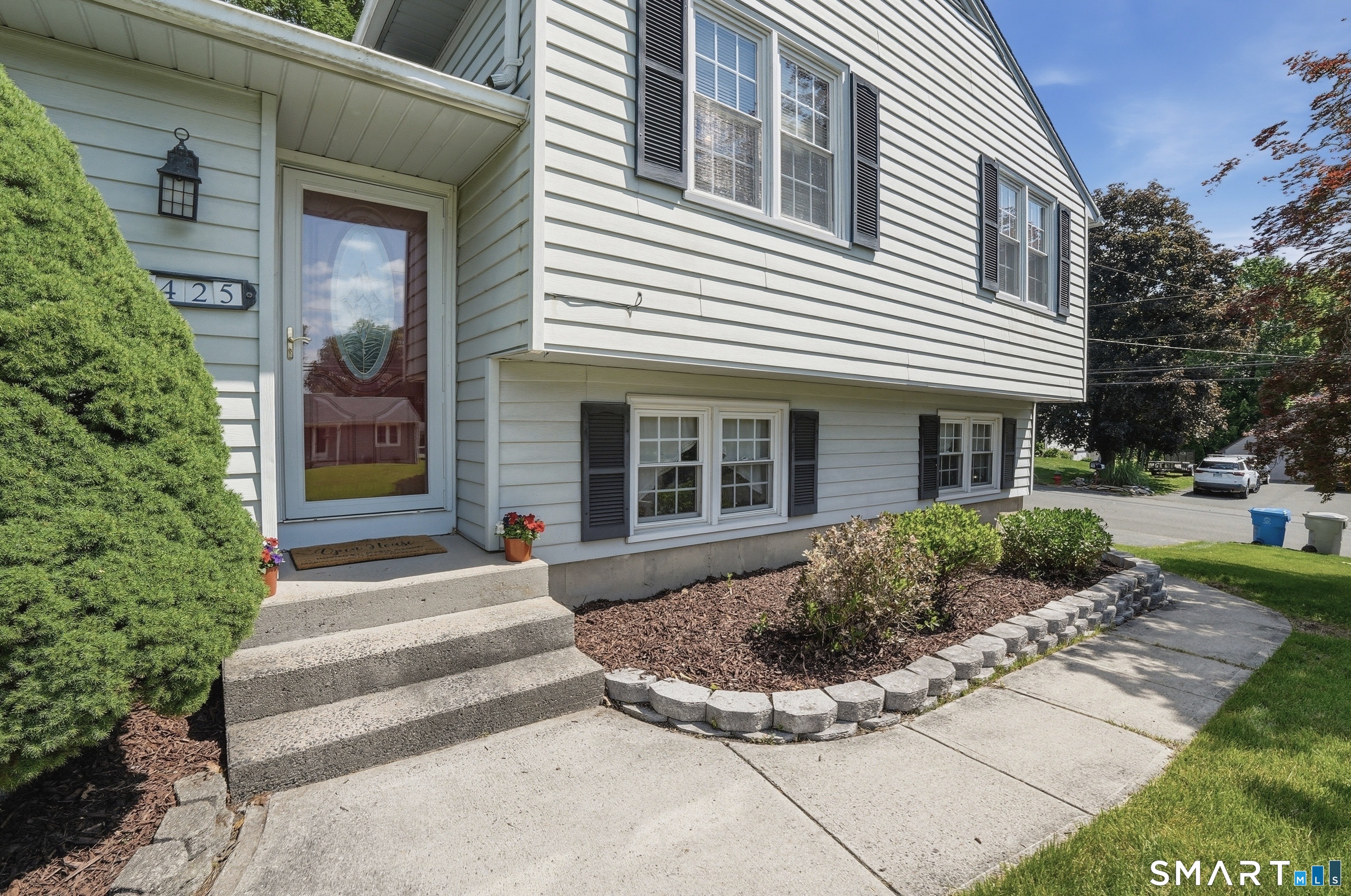 425 Sonstrom Road Bristol, CT 06010 - Photo 3 of 32