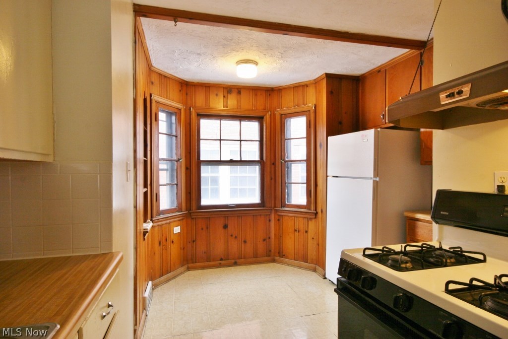 13602 Cedar Road Cleveland, OH 44118 - Photo 2 of 11 Efficient kitchen with charming eat-in area.