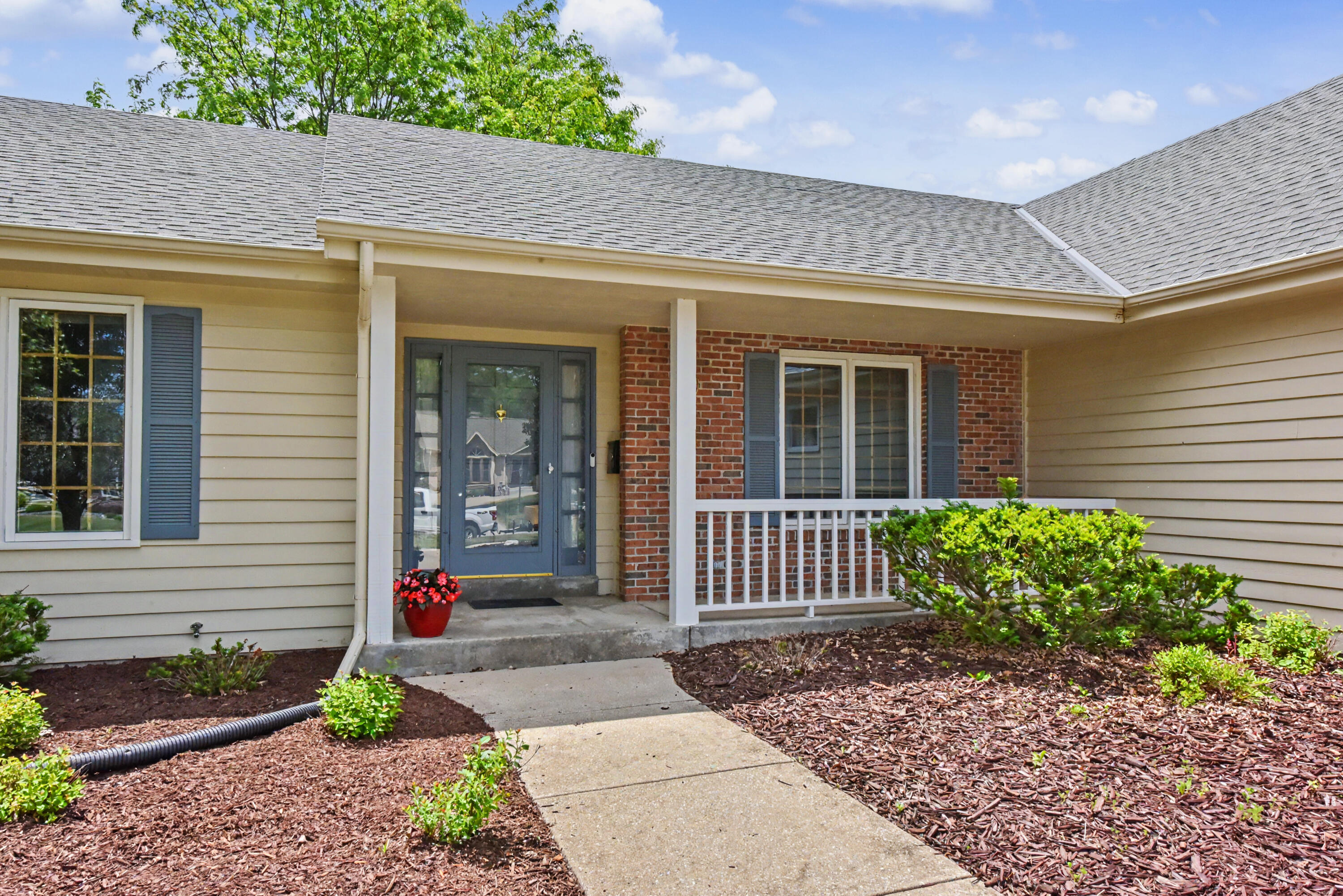 N22W26761 Shooting Star Road Pewaukee, WI 53072 - Photo 3 of 47 DSC_8233