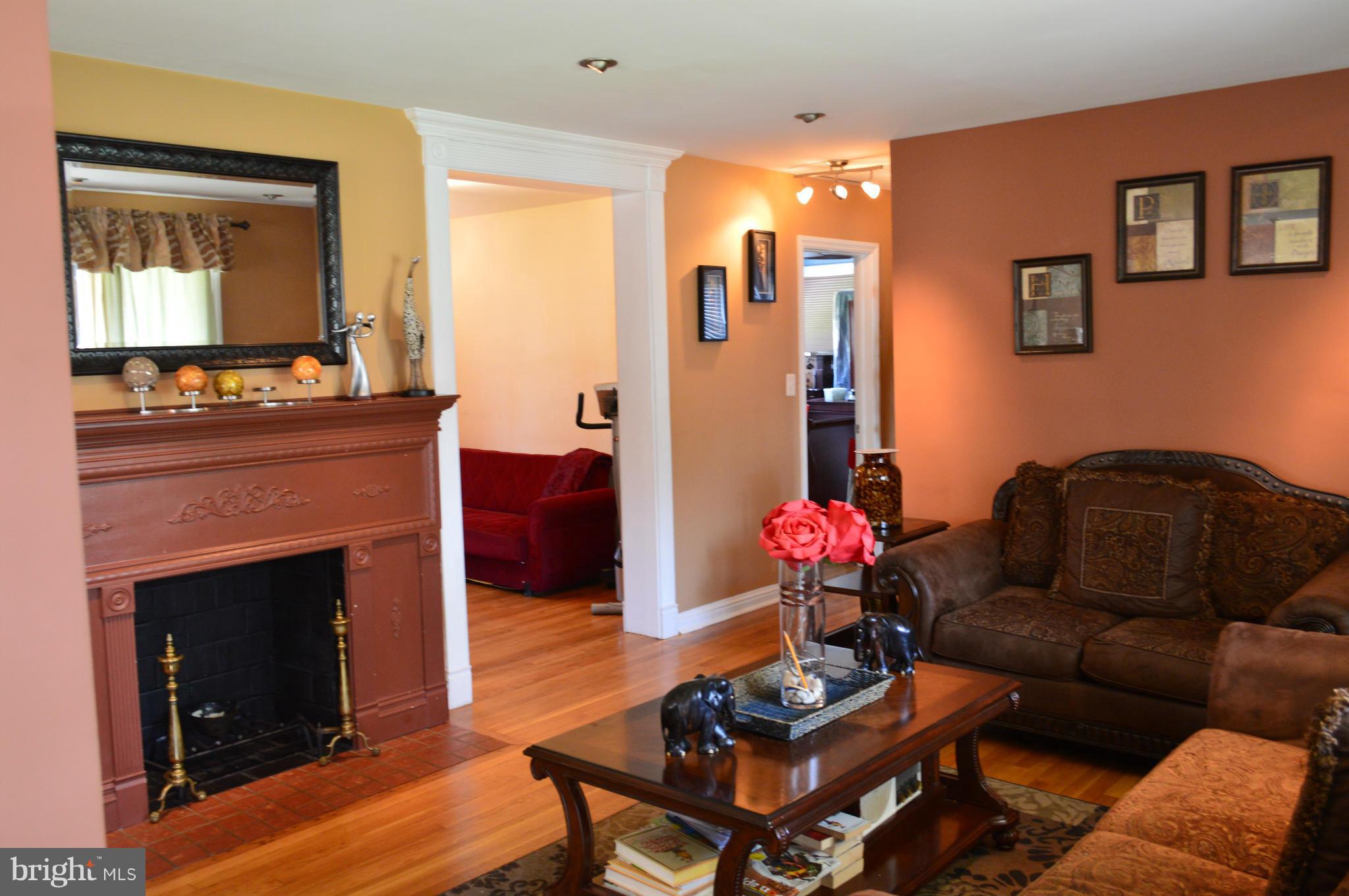 9712 Braddock Road Silver Spring, MD 20903 - Photo 3 of 25 Living Room