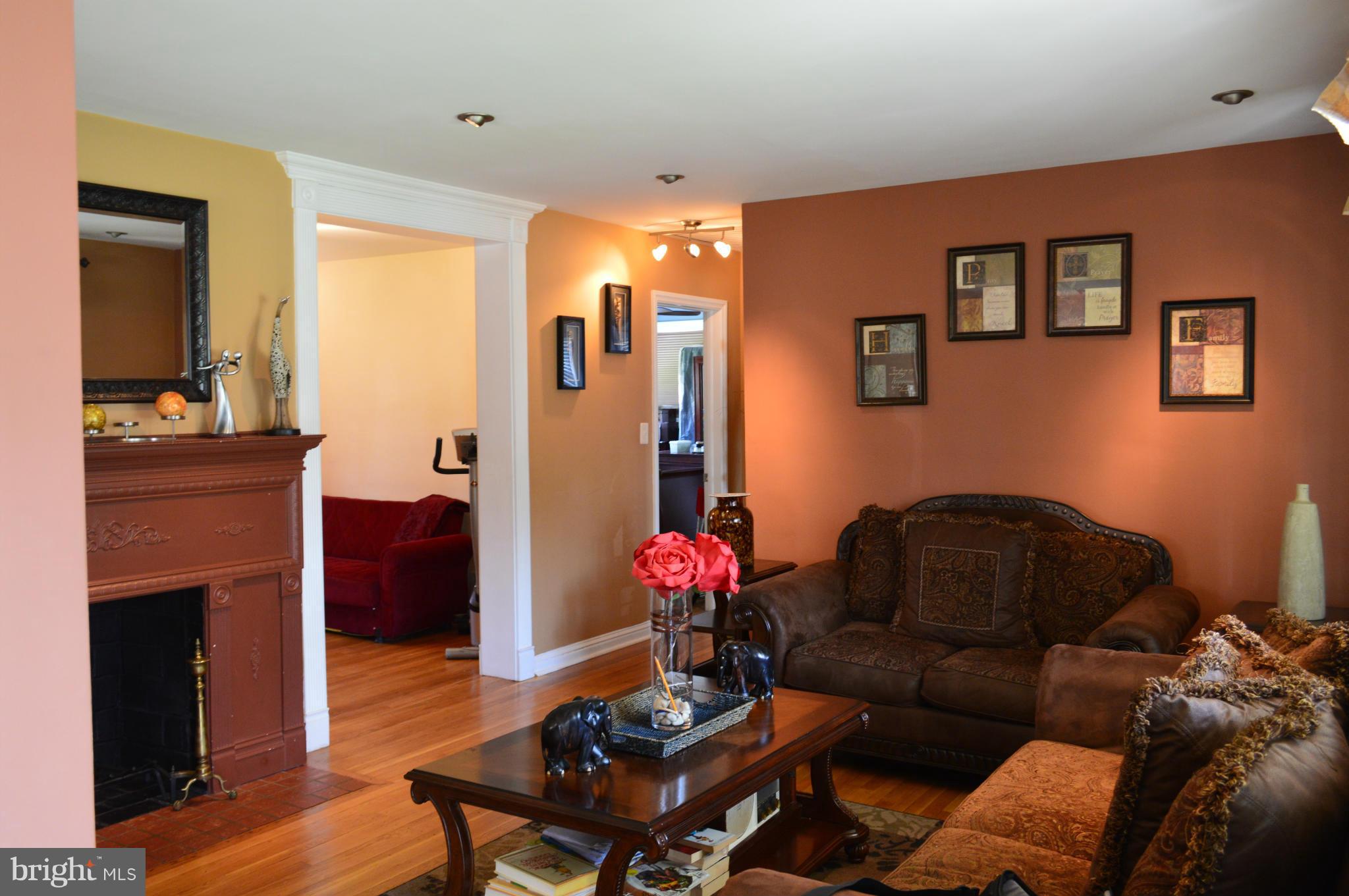 9712 Braddock Road Silver Spring, MD 20903 - Photo 4 of 25 Living Room