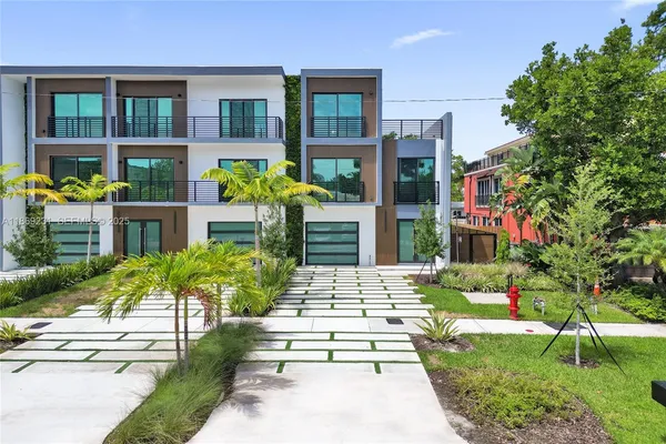 a view of outdoor space yard and patio
