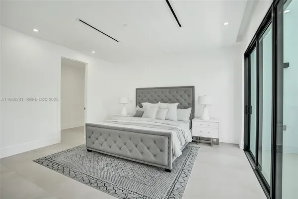 a view of entryway with a yard