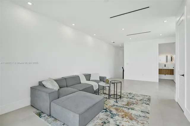 $16,500 | 1825 Northeast 26th Avenue, Unit C, Fort Lauderdale, FL 33305